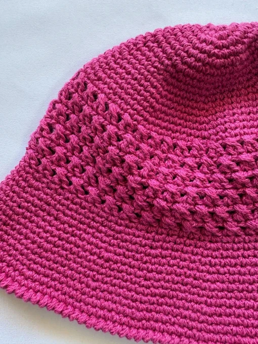 Bob au crochet rose fuchsia fait main, maille ajourée – 58 à 60 cm