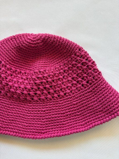 Bob au crochet fait main rose fuchsia, maille ajourée