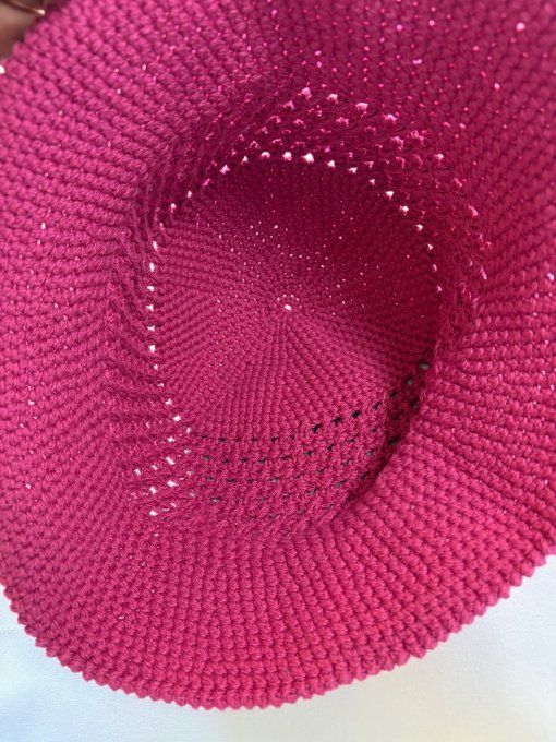 Bob au crochet fait main rose fuchsia, maille ajourée
