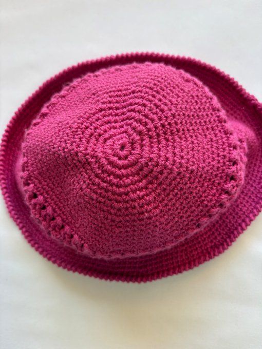 Bob au crochet fait main rose fuchsia, maille ajourée