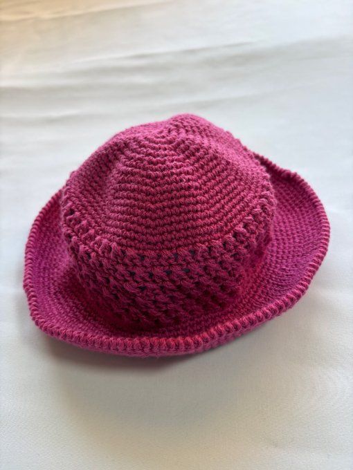 Bob au crochet fait main rose fuchsia, maille ajourée