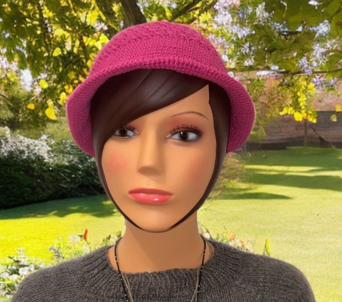 Bob au crochet fait main rose fuchsia, maille ajourée
