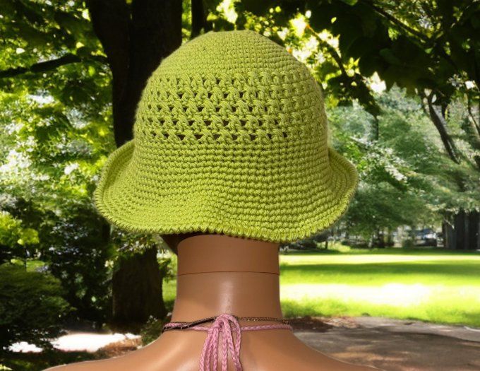 Bob au crochet fait main vert anis, maille ajourée