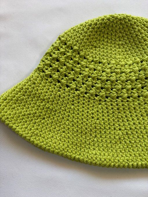 Bob au crochet fait main vert anis, maille ajourée