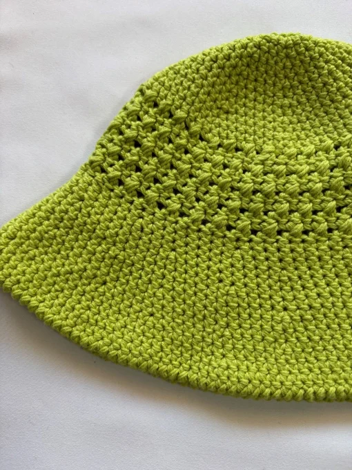Bob au crochet vert anis fait main, maille ajourée – 58 à 60 cm