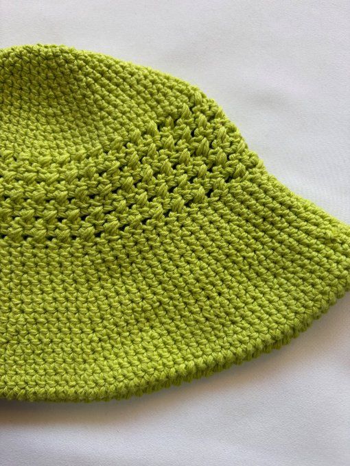 Bob au crochet fait main vert anis, maille ajourée