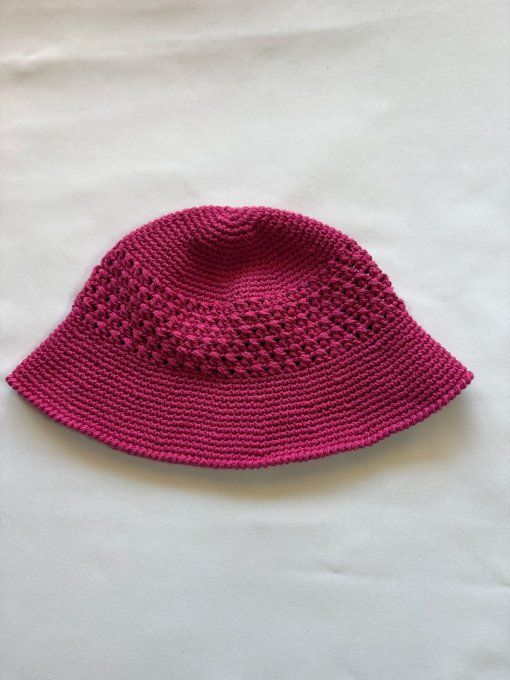 Bob au crochet fait main rose fuchsia, maille ajourée