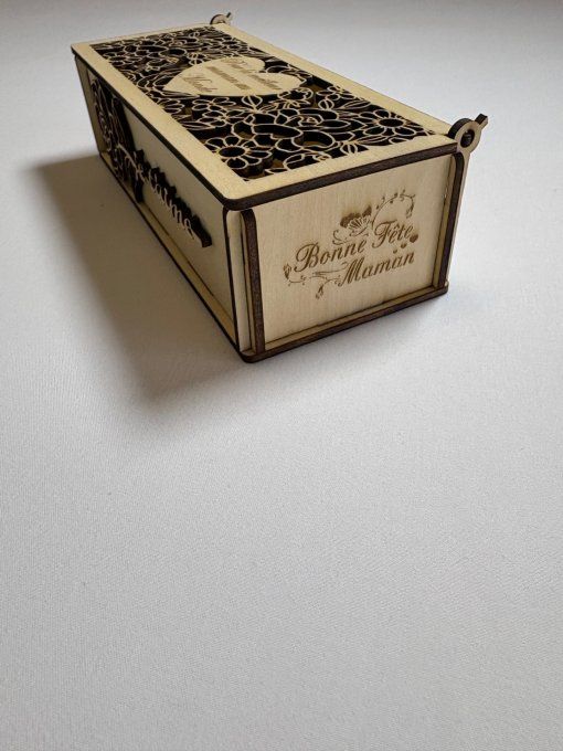 Boîte cadeau en bois gravée Bonne Fête Maman – 18 × 7 × 5 cm