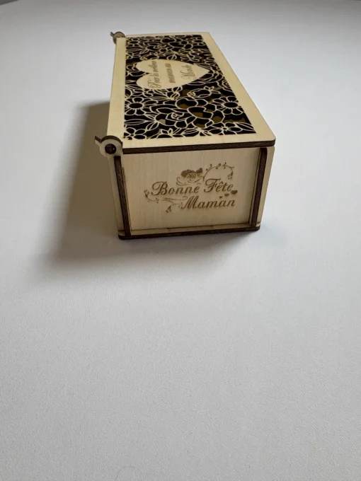 Boîte cadeau en bois gravée Bonne Fête Maman – 18 × 7 × 5 cm