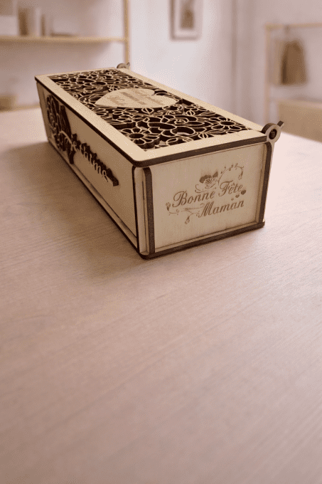 Boîte cadeau en bois gravée Bonne Fête Maman – 18 × 7 × 5 cm