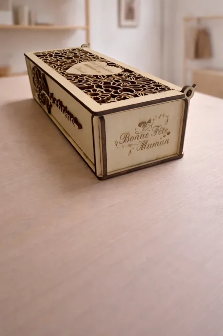 Boîte cadeau en bois gravée Bonne Fête Maman – 18 × 7 × 5 cm