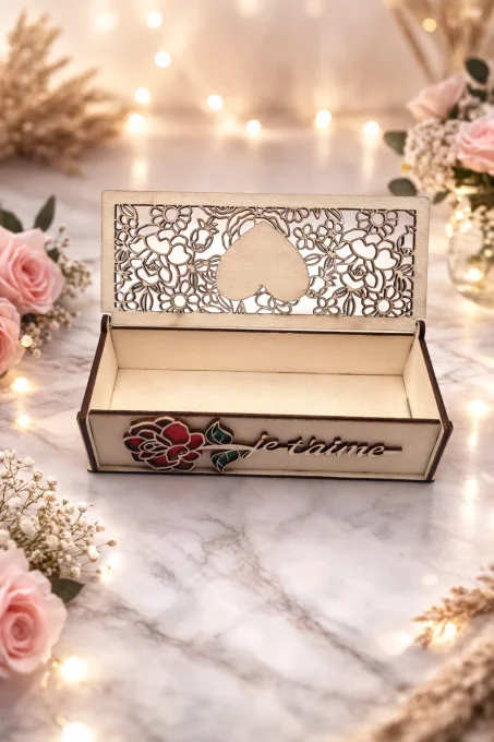 Boîte cadeau en bois personnalisable avec rose et cœur gravé – tilleul 18 × 7 × 5 cm