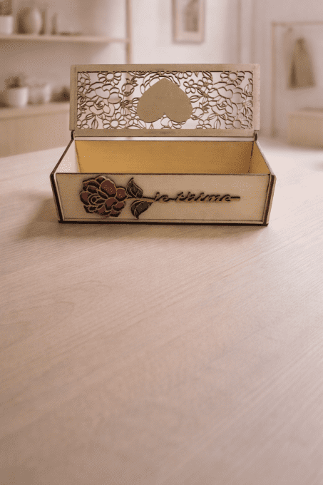 Boîte cadeau en bois gravée Bonne Fête Maman – 18 × 7 × 5 cm