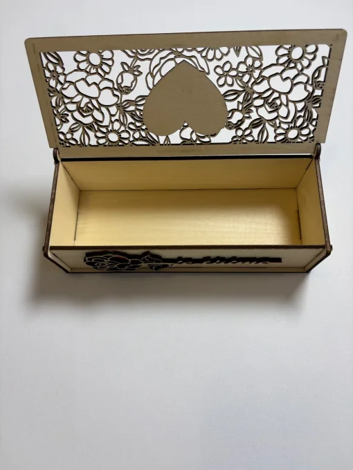 Boîte cadeau en bois personnalisable avec rose et cœur gravé – tilleul 18 × 7 × 5 cm