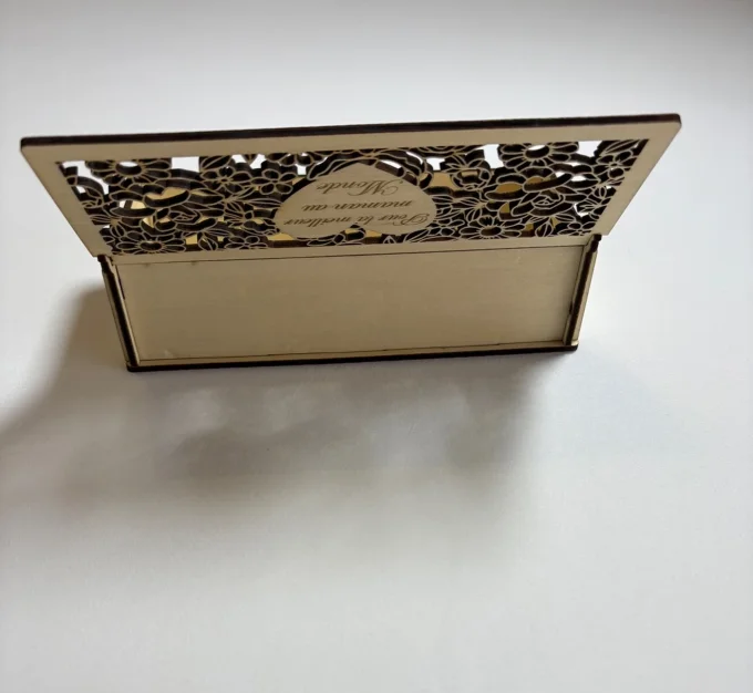 Boîte cadeau en bois personnalisable avec rose et cœur gravé – tilleul 18 × 7 × 5 cm