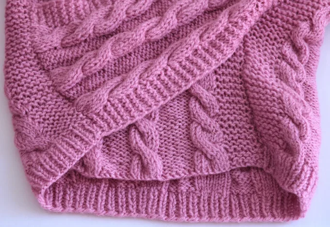 Ensemble jupe + pull torsadée rose poudré, maille raffinée