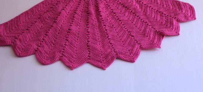 Top triangle tricoté fuchsia, maille ajourée ajustable