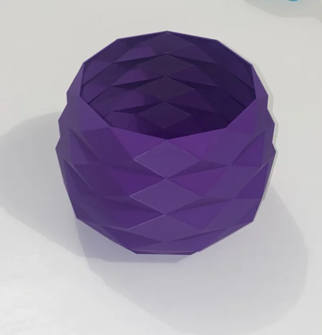 Cache-pot facetté violet en PLA imprimé en 3D