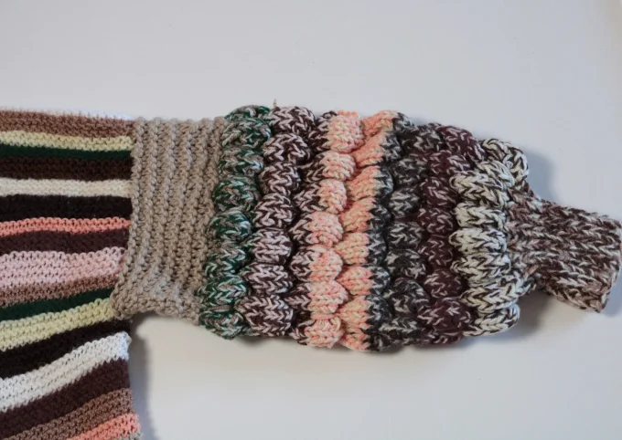 Cardigan femme multicolore rayé fait main – manches texturées