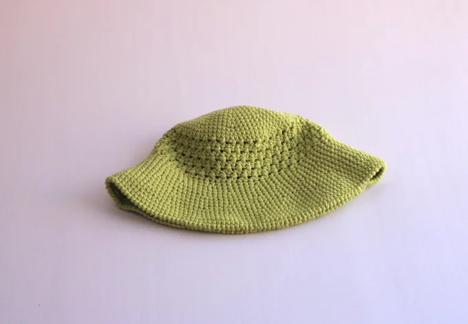 Bob au crochet fait main vert anis, maille ajourée
