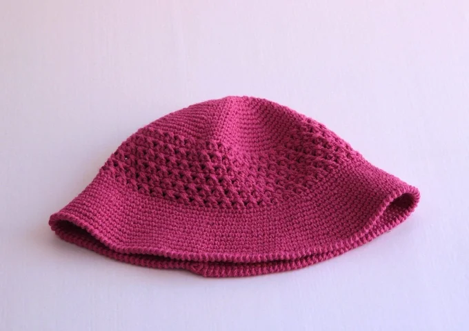 Bob au crochet rose fuchsia fait main, maille ajourée – 58 à 60 cm