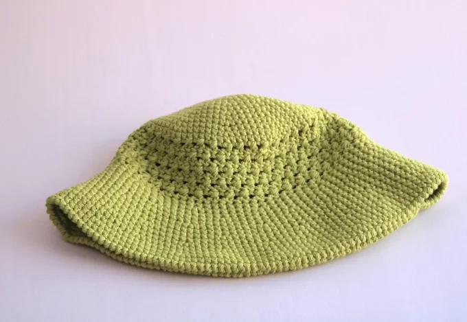 Bob au crochet fait main vert anis, maille ajourée