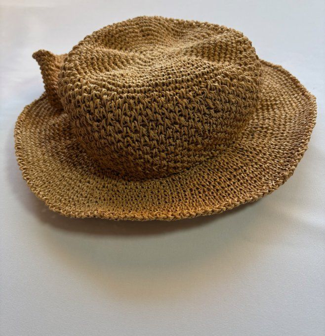 Chapeau crocheté pour femme – création artisanale