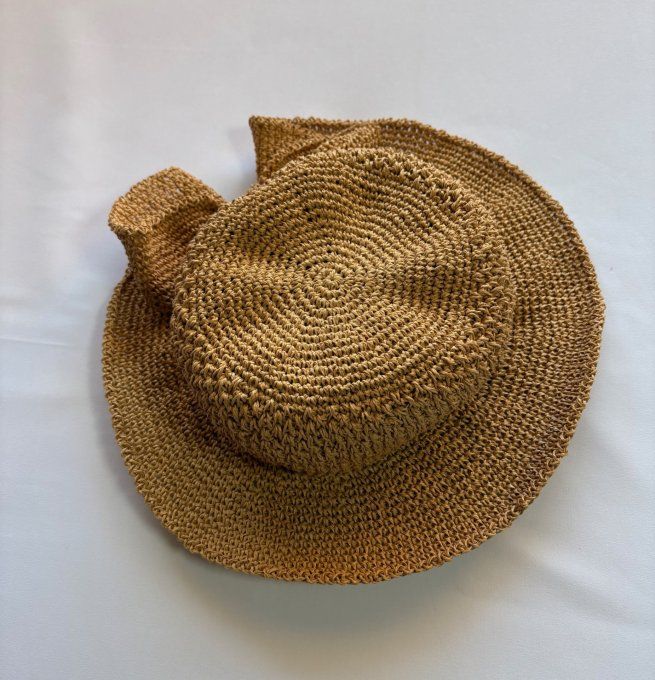 Chapeau crocheté pour femme – création artisanale