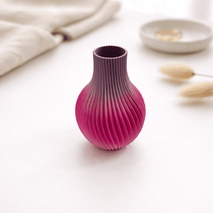 Vase spiralé imprimé 3D — silhouette côtelée