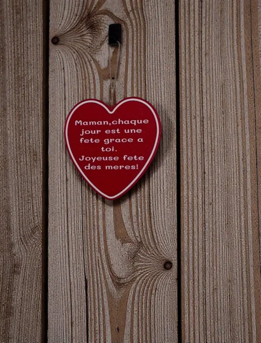 Détail du message personnalisé sur cœur rouge fête des mères