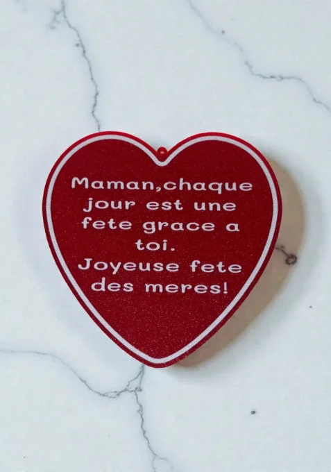 Cœur fête des mères personnalisé présenté en décoration sur fond bois