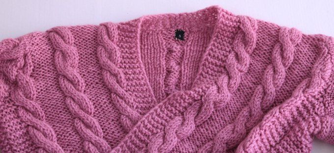 Ensemble jupe + pull torsadée rose poudré, maille raffinée