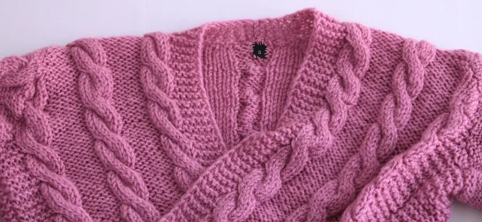 Ensemble jupe + pull torsadée rose poudré, maille raffinée