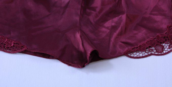 Short de nuit satiné bordeaux à dentelle C&City S