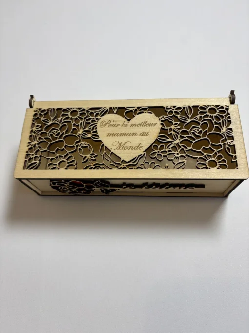 Boîte cadeau en bois personnalisable avec rose et cœur gravé – tilleul 18 × 7 × 5 cm
