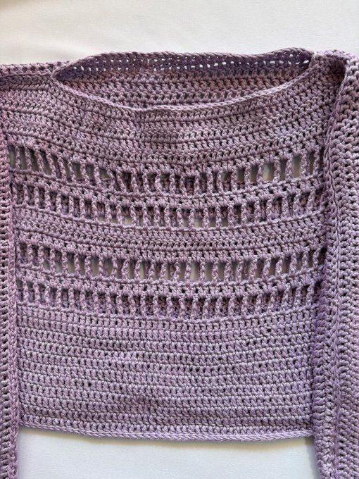 Crop-top crochet lavande ajouré, manches amples
