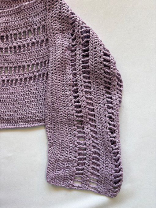Crop-top crochet lavande ajouré, manches amples