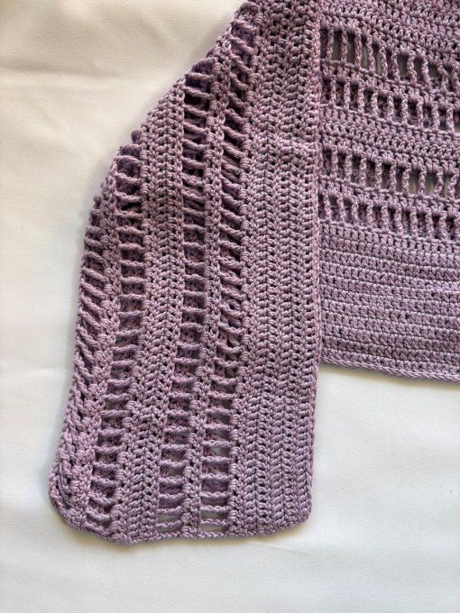 Crop-top crochet lavande ajouré, manches amples