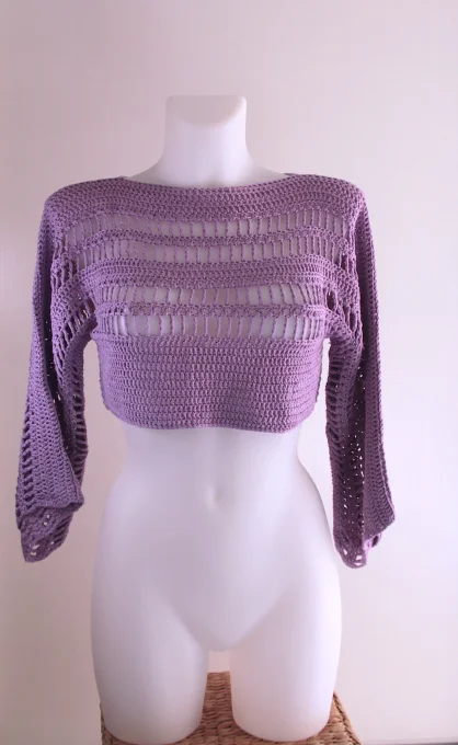 Crop-top crochet lavande ajouré, manches amples