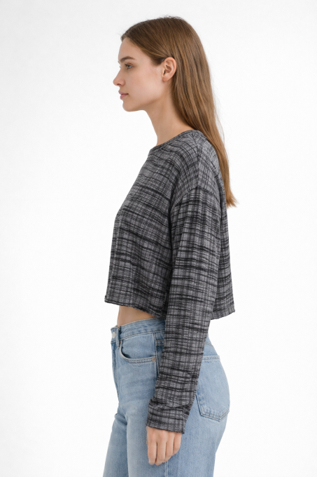 mise en situation portée d’un crop top manches longues à carreaux gris et noir Nelly XS