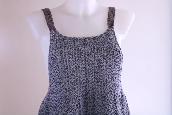Top crocheté évasé gris perle, maille ajourée