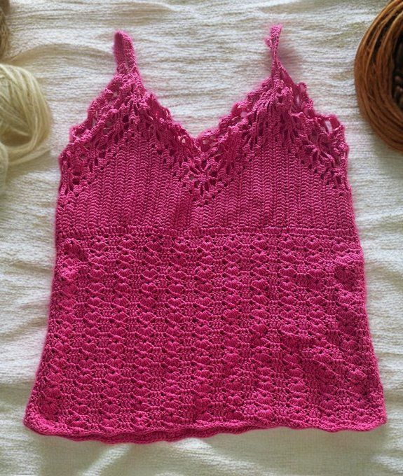 Débardeur crochet fait main rose fuchsia, motif ajouré