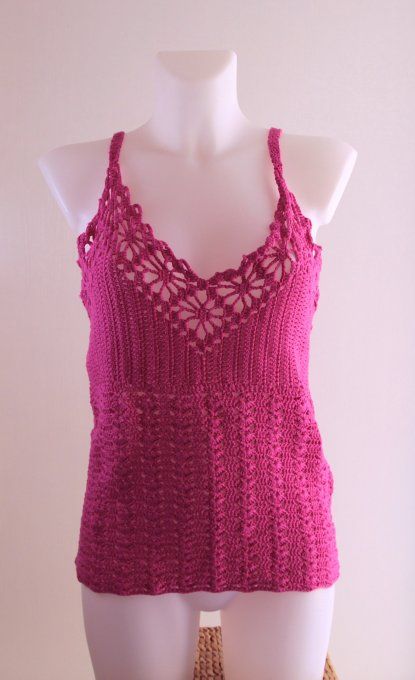 Débardeur crochet fait main rose fuchsia, motif ajouré