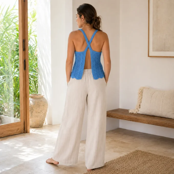 Détail de la maille ajourée et de la bordure ondulée du top crochet bleu
