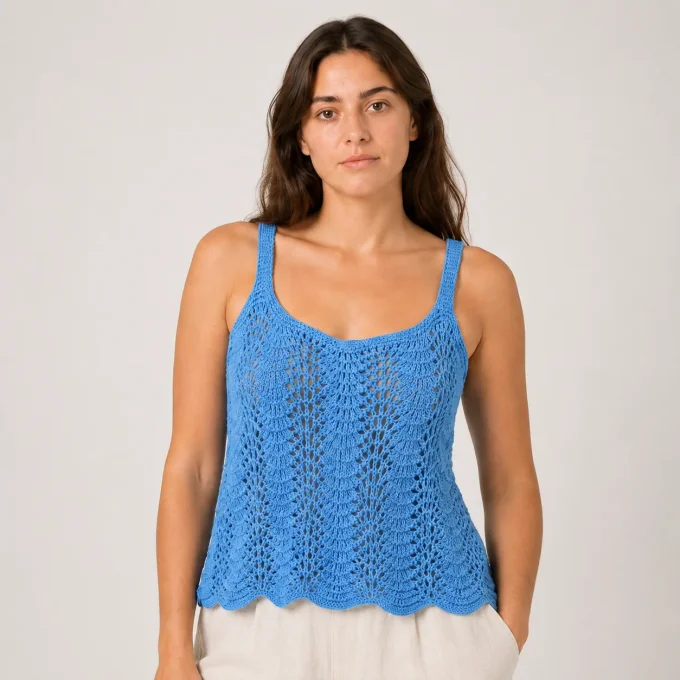 Mise en situation portée d’un top crochet bleu en coton mercerisé taille M