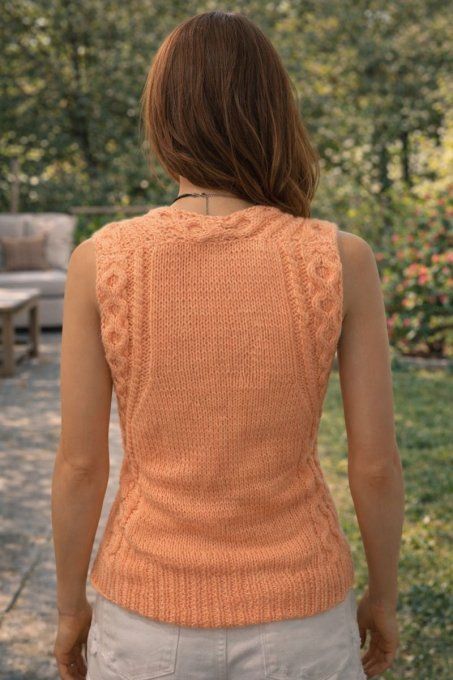 Débardeur tricot sans manches col V torsadé abricot