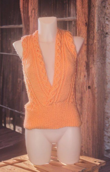 Débardeur tricot sans manches col V torsadé abricot