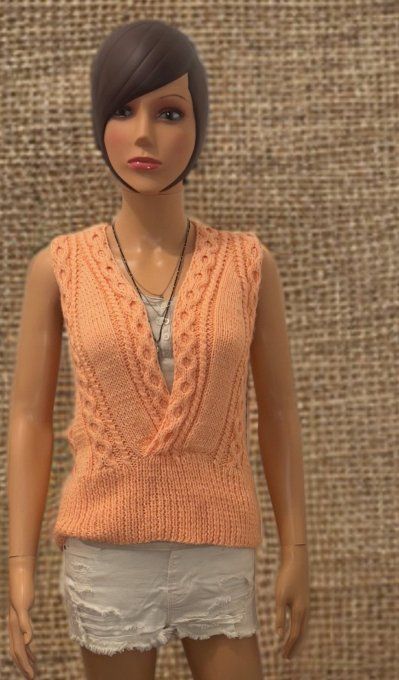 Débardeur tricot sans manches col V torsadé abricot