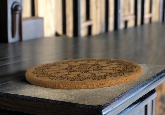 Dessous de plat en liège gravé au laser – Mandala floral (Ø 19 cm)