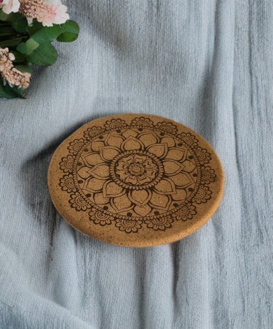 Dessous de plat en liège gravé au laser – Mandala floral (Ø 19 cm)